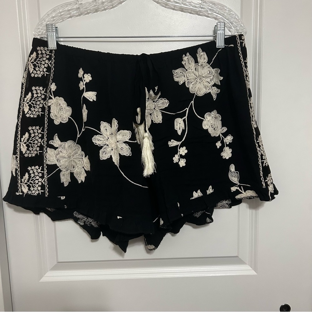 A Beautiful Soul Black Embroidered Floral Shorts Size L Boho Festival Tassel - Picture 2 of 10